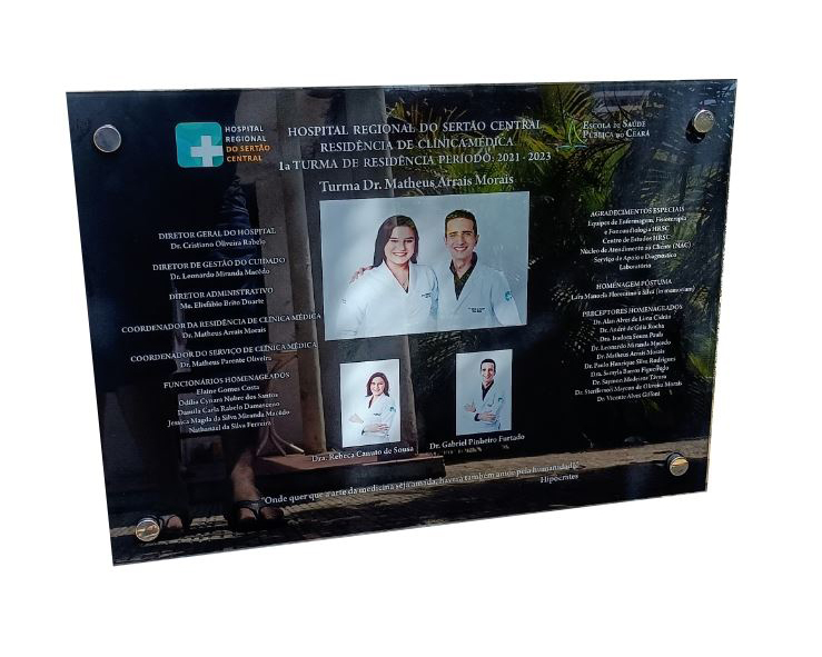 Placa mural de homenagem title=