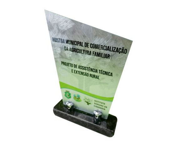 Troféu triangular, textura prata, acrílico 20x15cm, base de granito title=