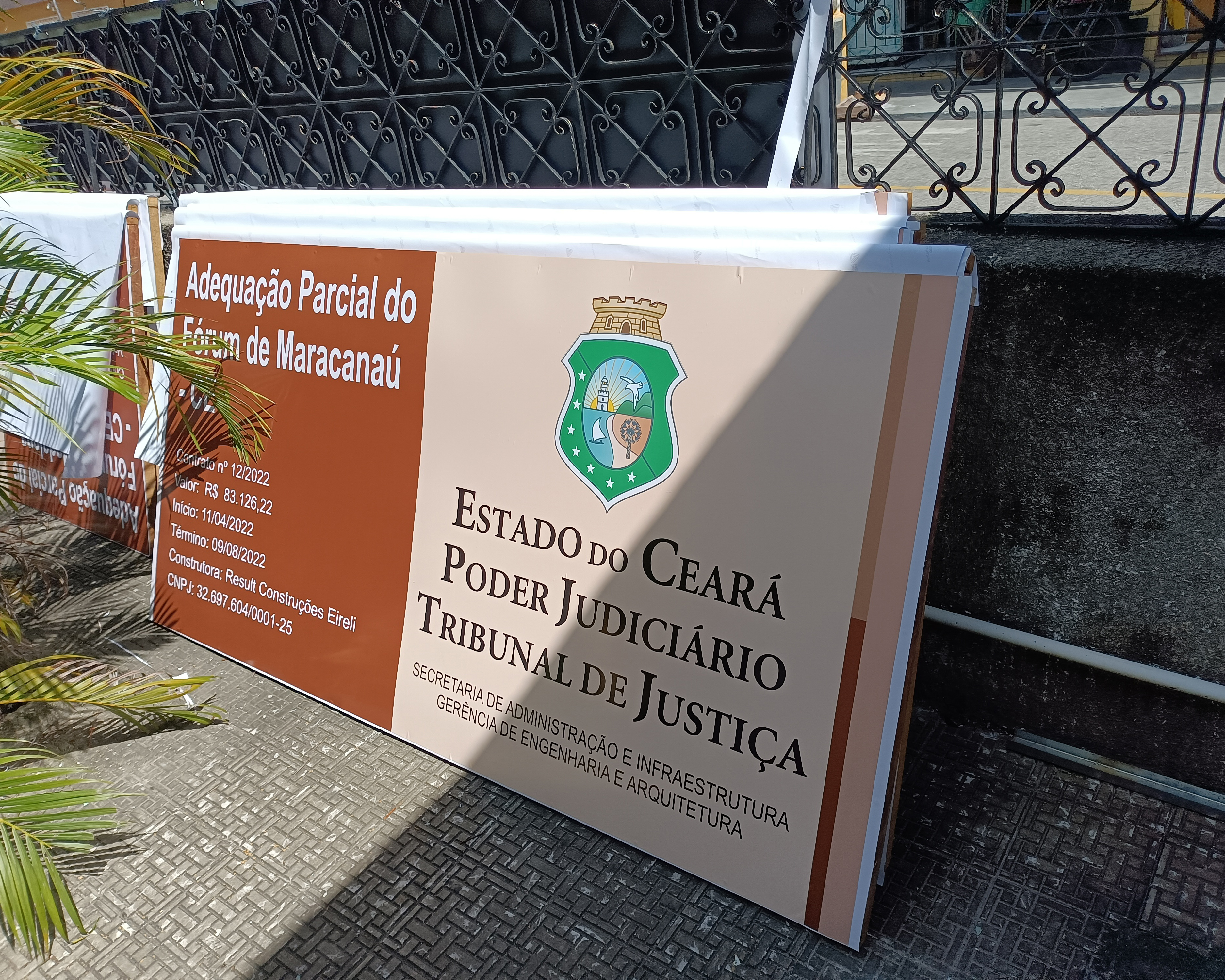 Placa para sinalizar Obras do governo, Chapa de zinco, adesivado, quadro de madeira title=