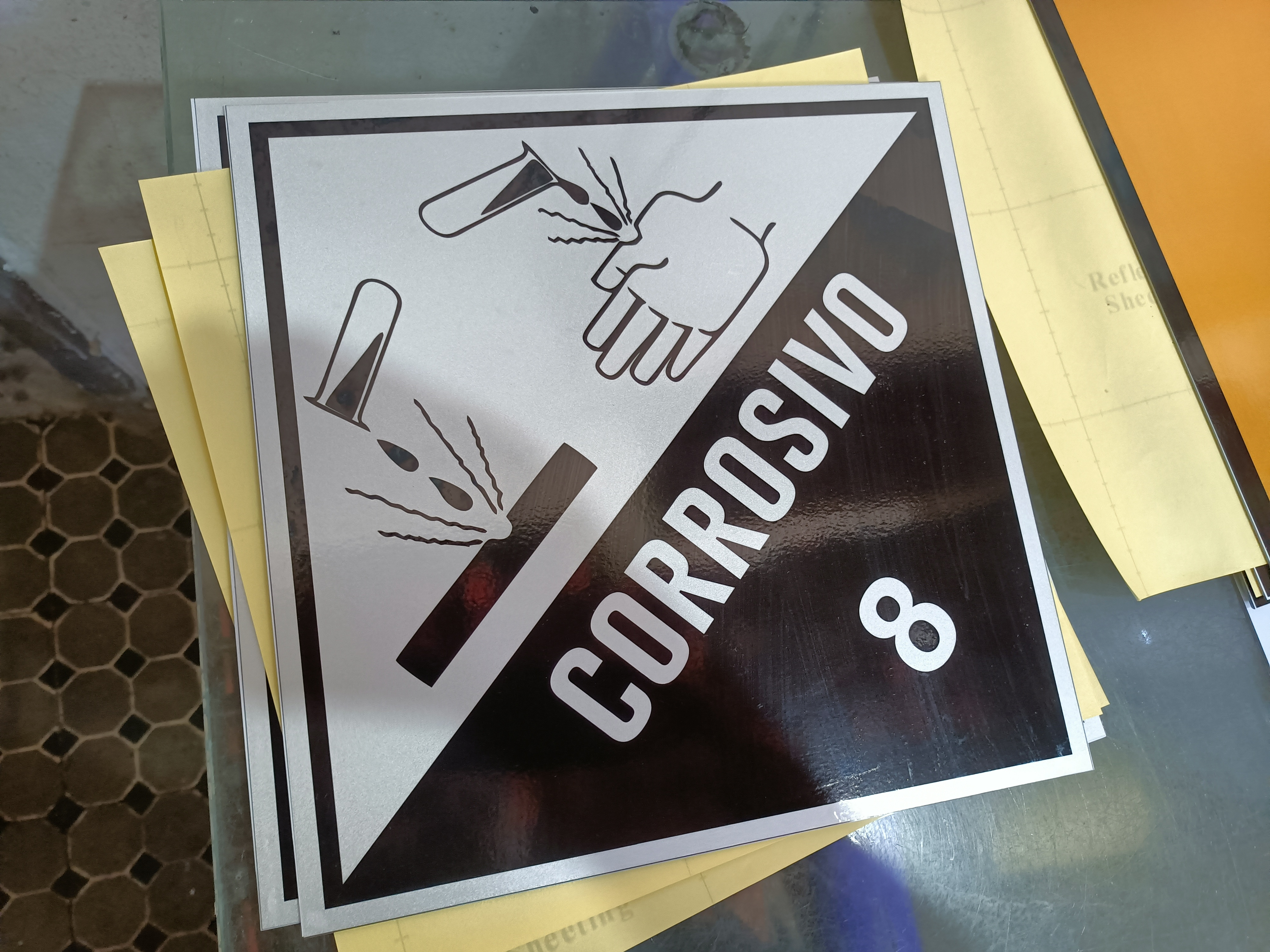 Placa para identificação de transportes de materiais corrosivos, explosivos, inflamáveis title=