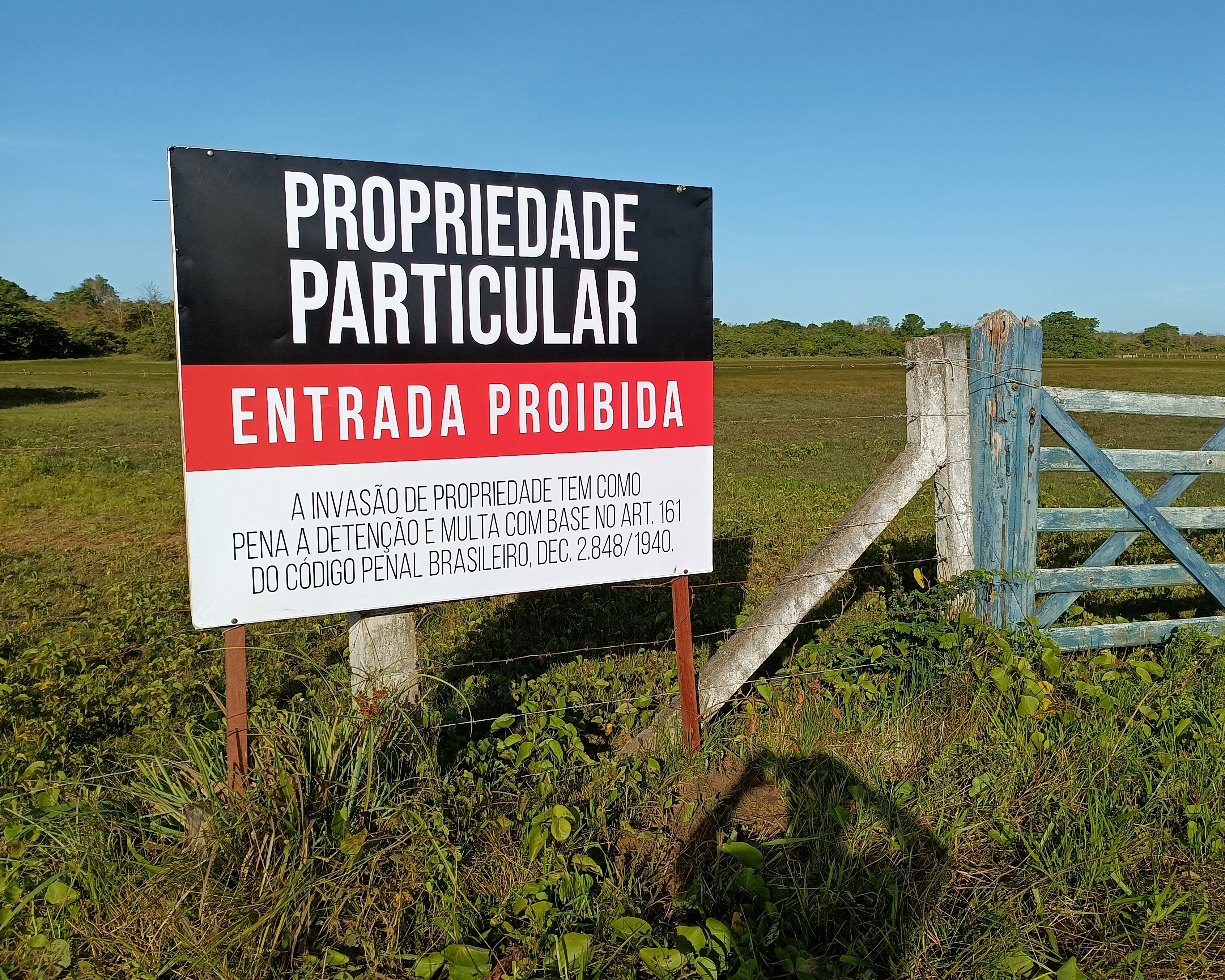 Placa para afastar invasores de terrenos title=