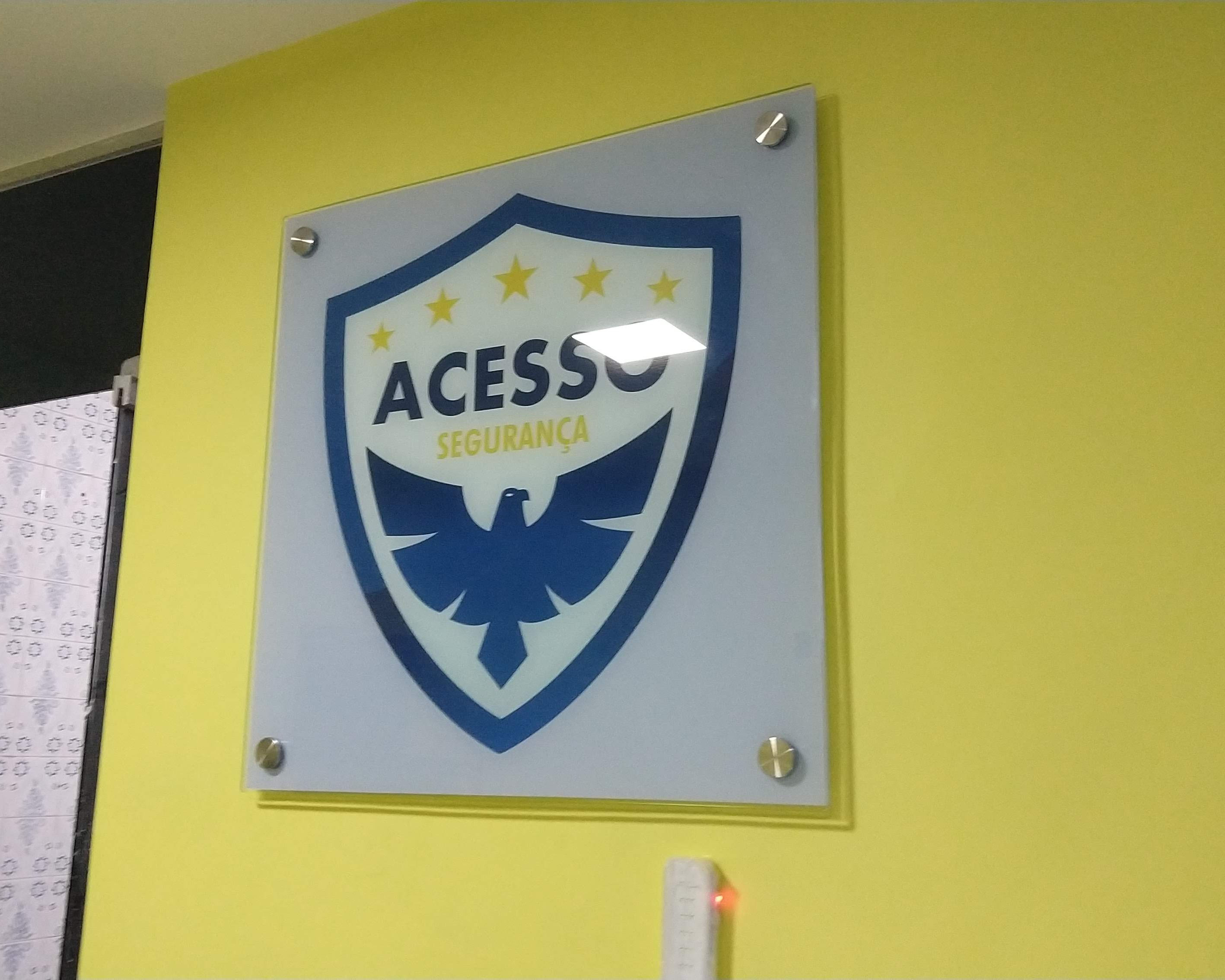 A Placa de vidro para fachada da empresa em prédio comercial title=