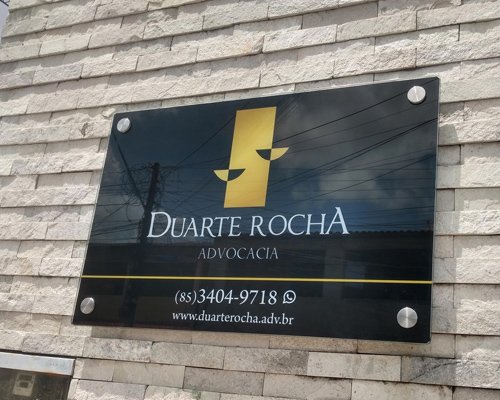 Placa de vidro para fachada de casa comercial title=