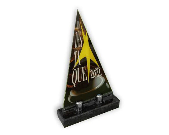 Troféu formato triangular, acrílico 13x18cm, base de granito title=